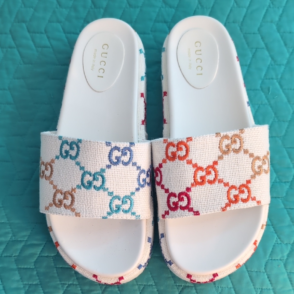 Gucci White Slippers with Multicolor Logo